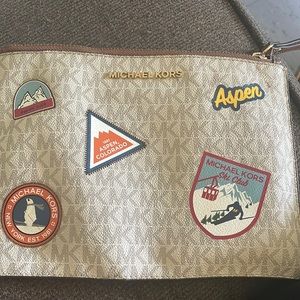 Micheal kors wallet!! 🤍🧡